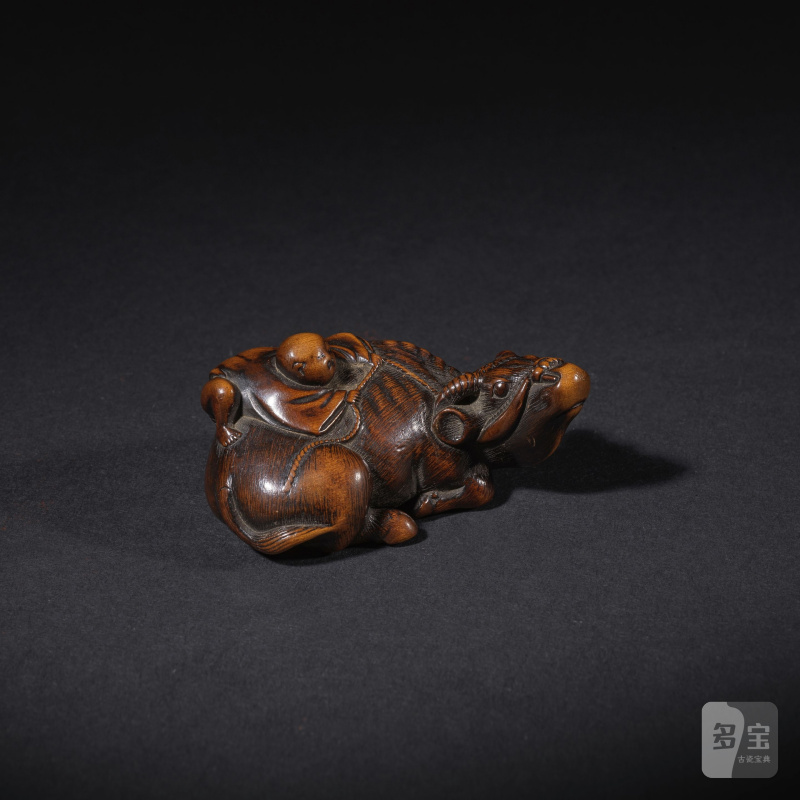 木彫根付 臥牛 銘「友忠」 19世紀前期 | NETSUKE EN BOIS REPRÉSENTANT UN BŒUF COUCHÉ